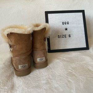 Chestnut Bailey Button UGG’s